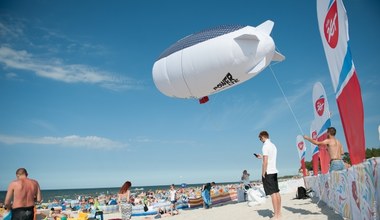 Pierwsze w Polsce drony sterowce z darmowym internetem latają nad plażami