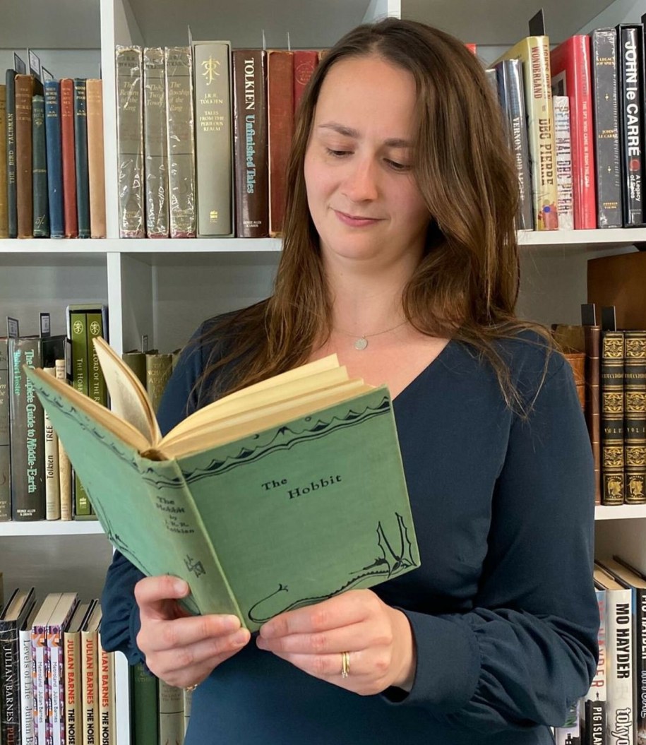 Pierwsze wydanie "Hobbita” zachwyca jasnozieloną oprawą i ilustracjami samego Tolkiena /Bournemouth News/Shutterstock /East News