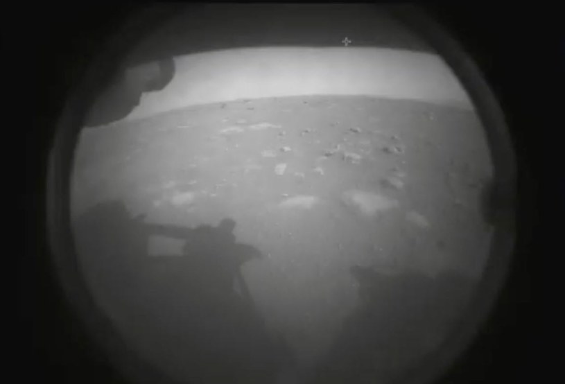 Pierwsze zdjęcia wysłane przez łazik po lądowaniu. Na tym etapie są to fotografie mające niską rozdzielczość /NASA