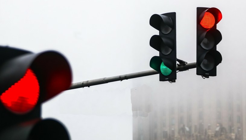 Pierwszeństwo ma kierowca wjeżdżający na zielonym, czy zjeżdżający na czerwonym? /Adam Burakowski /Reporter