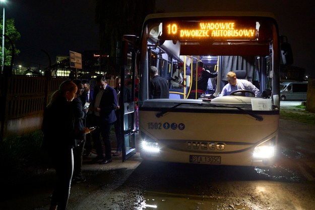 Pierwszy autobus nowej linii autobusowej wyruszył w trasę o godzinie 4.20 /Małopolski Urząd Wojewódzki w Krakowie /Materiały prasowe