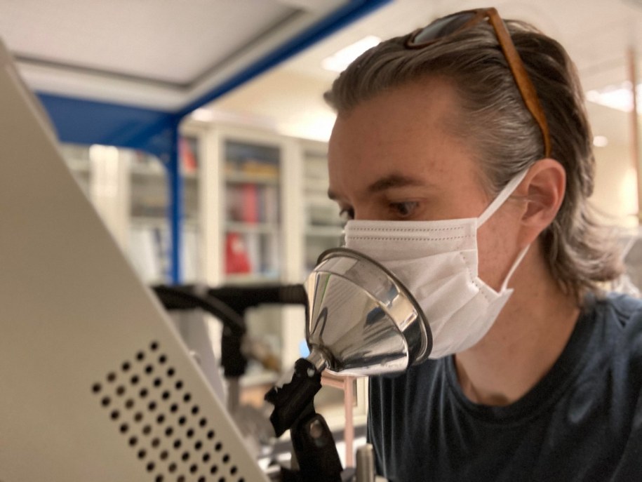 Pierwszy autor pracy, prof. Chris Cappa z UC Davis w trakcie badania emisji cząstek śliny podczas mówienia przez maseczkę /Chris Cappa, UC Davis /Materiały prasowe