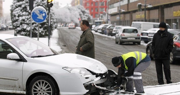 Pierwszy dzień ze śniegiem jest najbardziej niebezpieczny /AFP