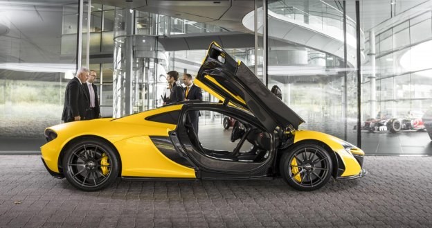 Pierwszy egzemplarz McLarena P1 w kolorze Volcano Yellow trafił już do nabywcy. /McLaren