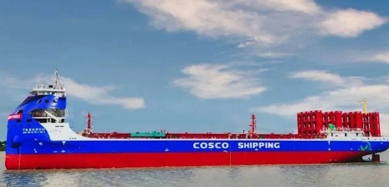 Pierwszy elektryczny konternerowiec z Chin mieści 700 kontenerów i legitymuje się zasięgiem ponad 600 mil na jednym ładowaniu/ fot. COSCO /