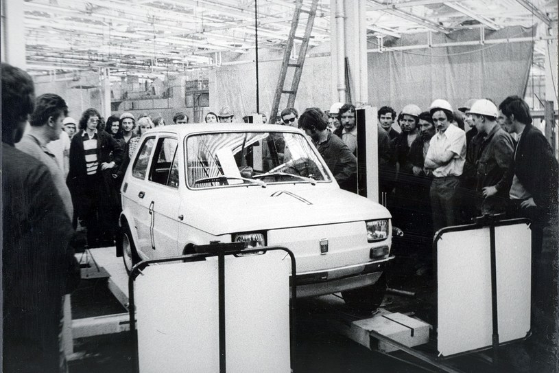 Pierwszy Fiat 126p wyprodukowany w zakładzie nr 2. Rok 1975 /Informacja prasowa