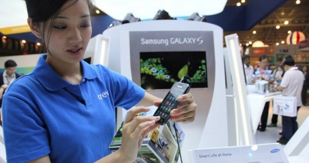 Pierwszy  Galaxy S - smartfon, który stał się realną alternatywą dla iPhone'ów i sukcesem Samsunga /AFP