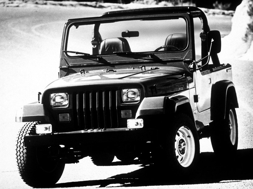 Pierwszy Jeep Wrangler (YJ) pojawił się na rynku w 1986 roku jako odpowiedź na rosnące zapotrzebowanie na bardziej komfortowe samochody z napędem 4x4. /Jeep