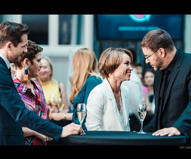 Pierwszy klaps na planie komedii romantycznej „Szczęścia chodzą parami” padł na początku lipca. Weronika Książkiewicz nie ukrywa, że już wręcz nie mogła się doczekać, kiedy wróci na plan filmowy. Zamknięcie w czterech ścianach z powodu sytuacji epidemiologicznej było dla niej bardzo uciążliwe. Tęskniła za pracą i chciała jak najszybciej rozpocząć jakiś nowy projekt.

– Cudownie jest wrócić na plan filmowy i myślę, że to jest opinia każdej osoby z naszej ekipy, z innych ekip i produkcji, które ruszyły po tej przerwie. To jest bardzo dobre dla tego filmu i scenariusza, bo wszyscy wrócili na plan z nową energią i wszyscy byli bardzo, bardzo stęsknieni – mówi w rozmowie z agencją Newseria Lifestyle.