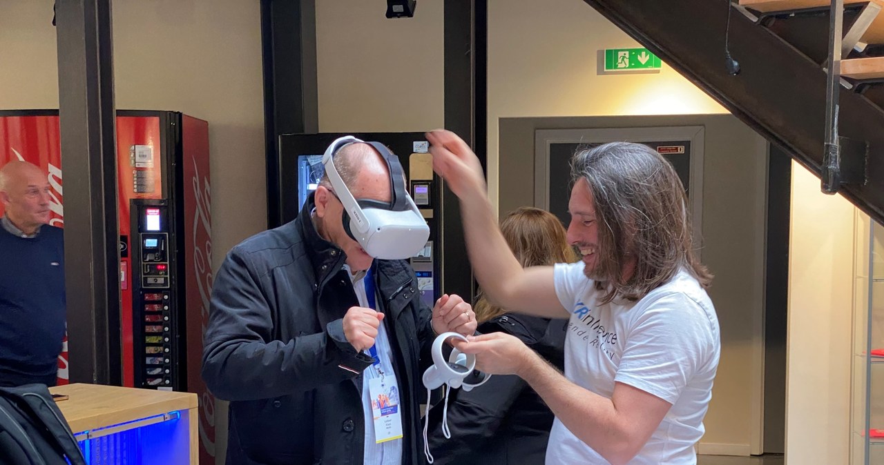 Pierwszy kontakt z headsetem VR może być osobliwy - ale to technologia dla osób w każdym wieku. /Dawid Szafraniak /materiał zewnętrzny