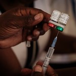 Pierwszy kraj na świecie zatwierdził nową szczepionkę na malarię