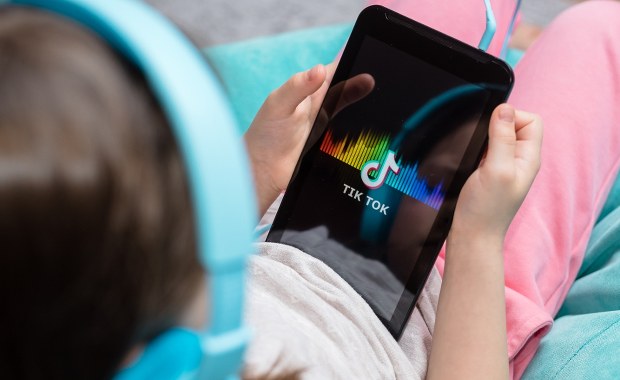 Pierwszy kraj zakazał mediów społecznościowych dla osób poniżej 16. roku życia