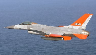 Pierwszy lot bezzałogowego F-16