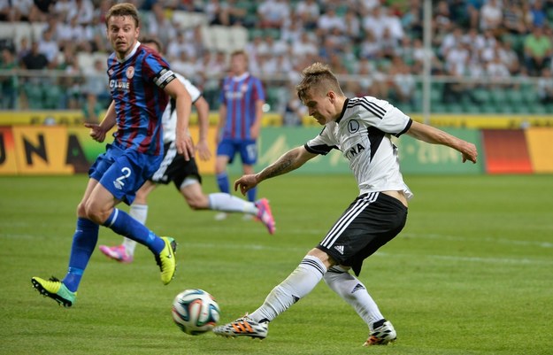 Pierwszy mecz pomiędzy Legią i St Patrick's Athletic. Na zdjęciu: Jakub Kosecki i Gerard O'Brien /Bartłomiej Zborowski /PAP/EPA