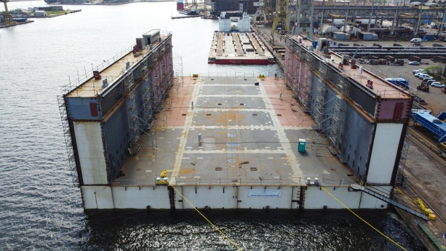 Pierwszy moduł nowego doku pływającego w Stoczni Szczecińskiej "Wulkan" /	Marcin Bielecki   /PAP