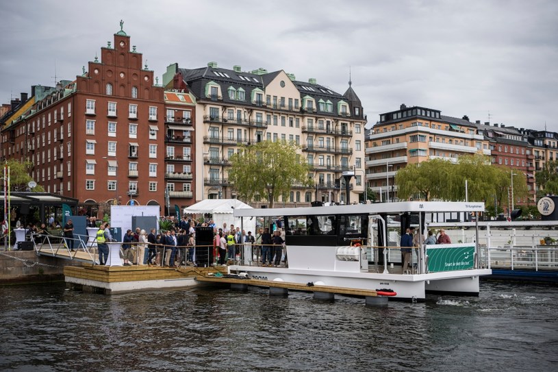 Pierwszy na świecie komercyjny bezzałogowy prom elektryczny MF Estelle wypłynął w poniedziałek w regularną trasę. Statek mogący pomieścić 30 osób oraz rowery połączył wyspy Kungsholmen z Soedermalm, będącymi dzielnicami Sztokholmu. /JONATHAN NACKSTRAND/AFP /AFP