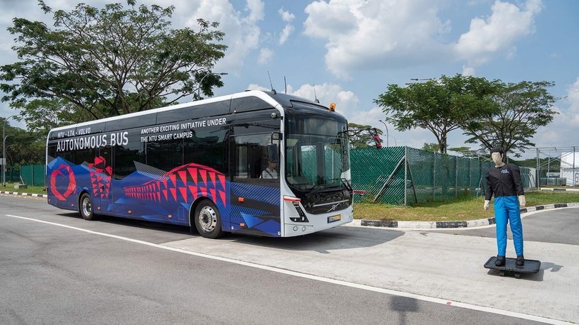 Pierwszy na świecie w pełni autonomiczny autobus jeździ już po Singapurze /Geekweek