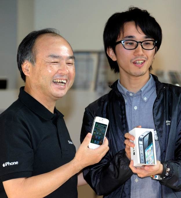 Pierwszy nabywca iPhone'a 4S w Japonii otrzymał swój egzemplarz od prezesa operatora komórkowego /AFP