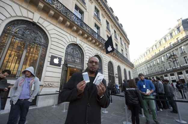 Pierwszy nabywca iPhone'a 4S we Francji /AFP