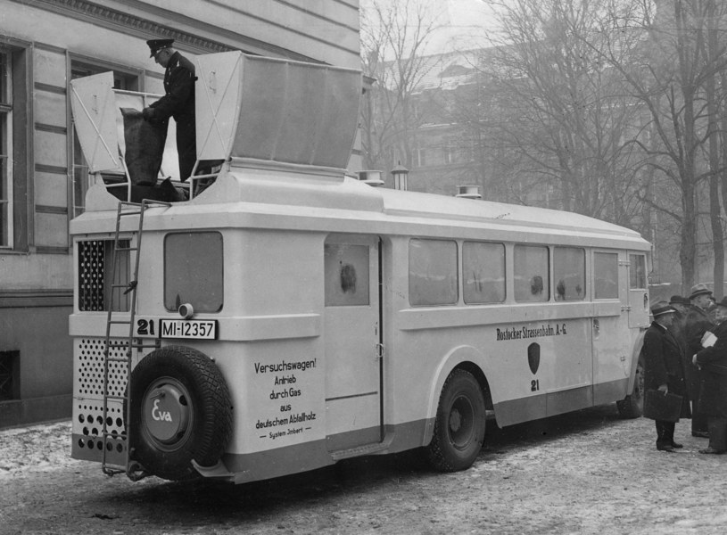 Pierwszy niemiecki omnibus na gaz drzewny. Na zdjęciu uchwycono moment "tankowania" /Getty Images