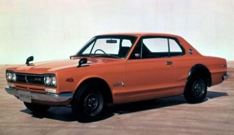 Pierwszy Nissan Skyline GT-R (C10) pojawił się w 1969 r. i posiadał 2-litrowy silnik R6 DOHC o mocy 160 KM (początkowo jako sedan, od 1970 r. także w wersji coupe). Skrótowiec GT-R pochodzi od słów Gran Turismo Racer. /Nissan