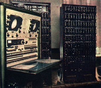 Pierwszy polski komputer XYZ potrafił przeprowadzić od 650 do 4500 operacji dodawania na sekundę. /Wikipedia /materiał zewnętrzny