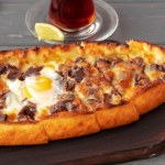 kuchnia turecka Pierwszy raz jadłam podczas wakacji w Turcji. Aromatyczny chlebek z mięsnym sosem robię regularnie