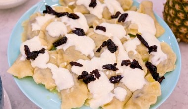 Pierwszy raz spróbowałam tych pierogów u teściowej. Farsz kompletnie mnie zaskoczył