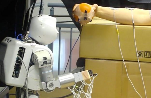 Pierwszy robot, który steruje człowiekiem jest już gotowy. Mamy się bać? /materiały prasowe