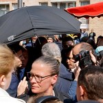 Pierwszy spacer po reelekcji. Macron obrzucony pomidorami