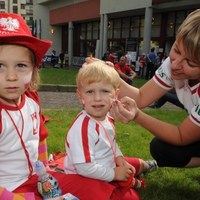Młodzi polscy kibice przygotowują się do meczu z Kanadą 