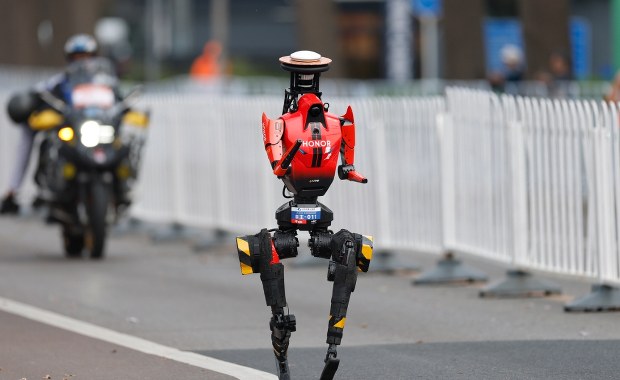 Pierwszy taki rekord na świecie. Biegacze w szoku, robot nie dał im szans