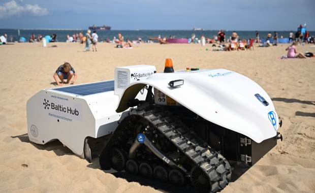 Pierwszy taki robot w Polsce. BeBot posprząta plażę