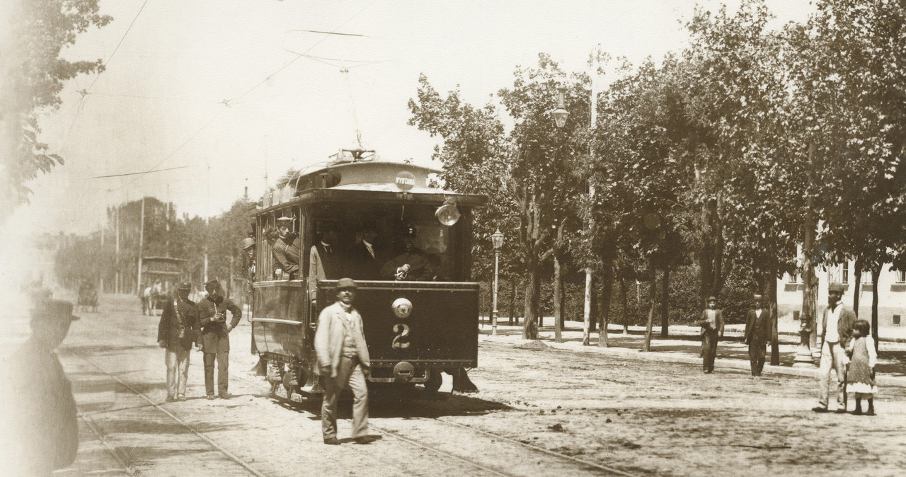 Pierwszy tramwaj elektryczny. Kurs na Wystawę Krajową (Lwów, 1894 r.) /reprodukcja FoKa /Agencja FORUM