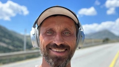 "Pierwszy tysiąc km to poznawanie siebie". Polak boso bije rekord w szczytnym celu