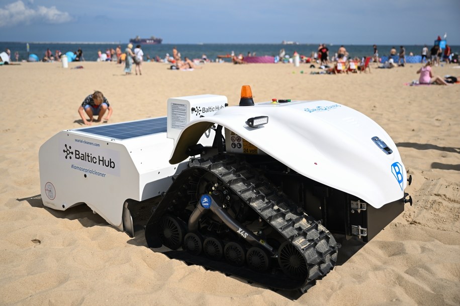 Pierwszy w Polsce autonomiczny robot sprzątający plażę zaprezentowany przy głównym wejściu na plażę Stogi w Gdańsku. /	PAP/Adam Warżawa /PAP