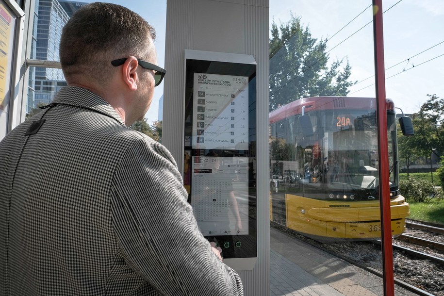 Pierwszy w Polsce e-papierowy, elektroniczny rozkład jazdy na przystanku tramwajowym przy stołecznym Muzeum Powstania Warszawskiego /Mateusz Marek /PAP