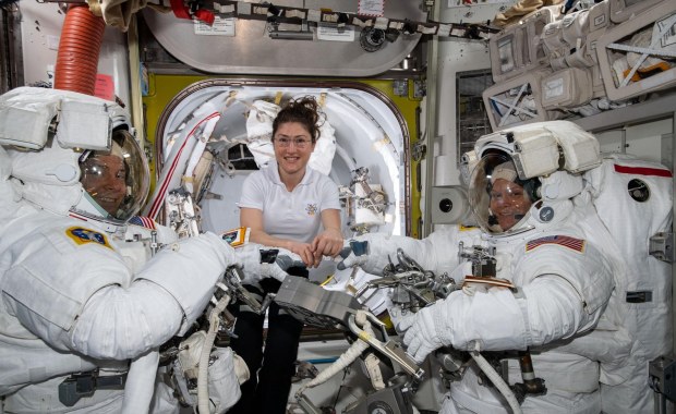 Pierwszy wyłącznie kobiecy spacer kosmiczny odwołany. Poszło o stroje...