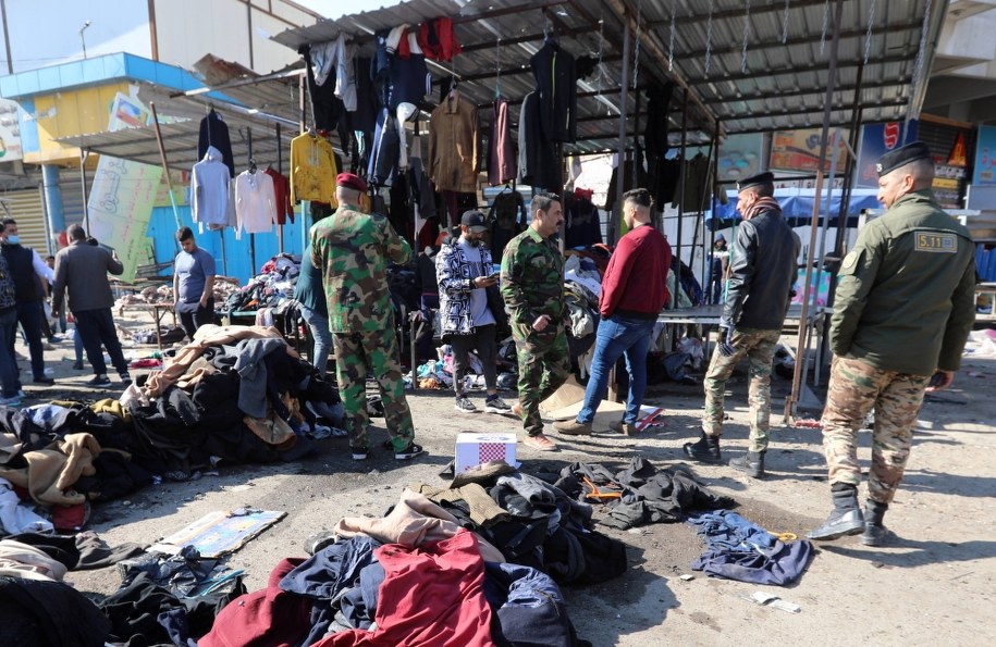 Pierwszy zamachowiec uruchomił swój pas szahida na targu odzieży używanej na placu Tajaran / 	AHMED JALIL    /PAP/EPA