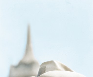 Pierwszym kinowym hitem Steve'a McQueena była rola w westernie Johna Sturgessa "Siedmiu wspaniałych". Mimo że reżyser chciał, by aktor zagrał w jego filmie (panowie znali się już z planu realizowanego rok wcześniej dramatu "Tak niewielu"), udział McQueena w produkcji uniemożliwiał jego kontrakt z telewizją CBS, gdzie aktor był gwiazdą serialu "Wanted Dead or Alive".

Aby wymusić na producentach serii zgodę na nieplanowany angaż, McQueen - prywatnie miłośnik wyścigów samochodowych - zaaranżował wypadek samochodowy. Jak twierdził, odniesiona w nim kontuzja uniemożliwiła mu pracę na planie serialu. Przerwę na rehabilitację McQueen wykorzystał na udział w filmie Sturgessa.

Mimo iż reżyser "Siedmiu wspaniałych" obiecał McQueenowi, że "odda mu kamerę", aktor był wyraźnie niepocieszony, że dostał tylko siedem linijek ekranowych kwestii. Samodzielnie dodał więc swojemu bohaterowi gesty (np. podrzucanie monety w trakcie przemowy innego aktora), które odwracały uwagę widzów od innych gwiazd produkcji. Rola w "Siedmiu wspaniałych" była początkiem jego hollywoodzkiej kariery.