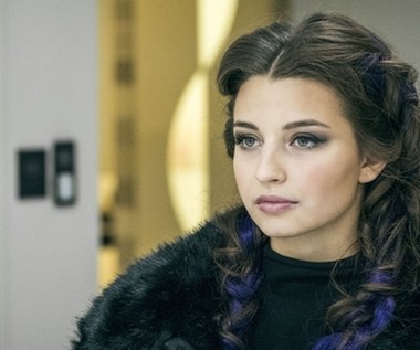 Pierwszym kinowym występem Wieniawy była rola córki gangstera w „Kobietach mafii” Patryka Vegi. "Jest bardzo zbuntowaną nastolatką, trochę wręcz hardkorową. Całe życie trzymana była pod kloszem przez swojego tatusia, którego jest oczkiem w głowie. Nagle wkracza w dorosłość i popełnia strasznie dużo błędów. Myślę, że jest to taka postać, która może być przestrogą dla młodej widowni" - mówiła PAP Life Julia Wieniawa.

19-letnia wówczas aktorka dodawała, że jeszcze nigdy nie grała tego typu bohaterki. "Moja postać była super skonstruowana. To nowa odsłona mnie, bo zazwyczaj grałam w serialach nastolatki, które były do siebie bardzo podobne. Świetnie jest móc wcielić się w kogoś tak skrajnego innego" – stwierdziła, dodając, że bardzo emocjonalnie podeszła do swej roli.„Jeśli miałam się popłakać i być w rozpaczy, to naprawdę doprowadzałam się do histerii i na tej emocji grałam później scenę" - zwierzała się aktorka.