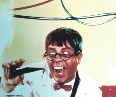 Pierwszym solowym filmem artysty był "Delicate Deliquent" (1957). W tamtym czasie Lewis był do tego stopnia popularny, że grał w kilku obrazach rocznie. W 1969 roku otrzymał od Woody'ego Allena propozycję wyreżyserowania produkcji "Bierz forsę i w nogi", ale był w tym czasie zajęty innym projektem. W efekcie film stał się debiutem reżyserskim Allena.

Lewis był wówczas już doświadczonym reżyserem. Miał na koncie takie obrazy, jak "Boy hotelowy" (1960), "Kochaś" (1961) i przede wszystkim "Zwariowany profesor" (1963). Do tego ostatniego tytułu zachował zresztą prawa, dzięki czemu w 1996 roku możliwa była pod jego auspicjami realizacja remake'u, w którym główną rolę zagrał Eddie Murphy ("Gruby i chudszy"). W 2000 roku nakręcono zresztą sequel tego filmu (Gruby i chudszy 2: Rodzina Klumpów").