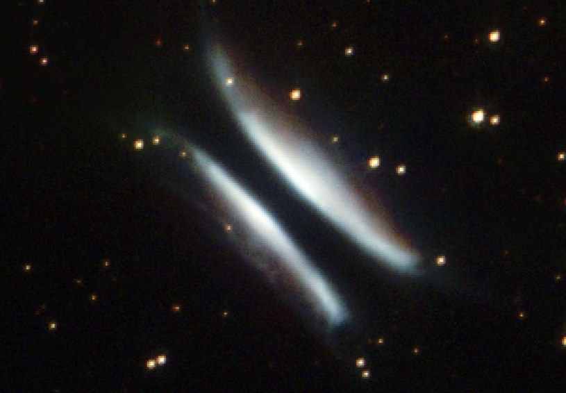Pierwszym tego typu obiektem zauważonym przez astronomów był Hamburger Gomeza / NASA and The Hubble Heritage Team (STScI/AURA) Acknowledgment: A. Gomez (Cerro Tololo Inter-American Observatory) /Wikimedia