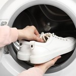 Pierzesz buty w pralce? Ustaw ją w ten sposób, inaczej mogą się zniszczyć 