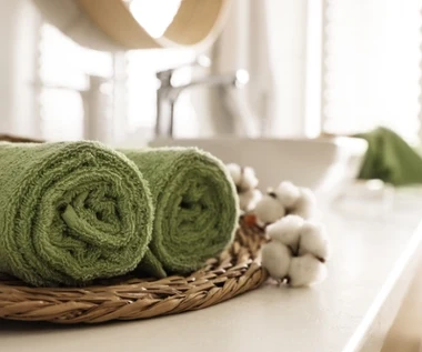 Pierzesz ręczniki w ciepłej wodzie? Może się zdziwisz, ale to błąd