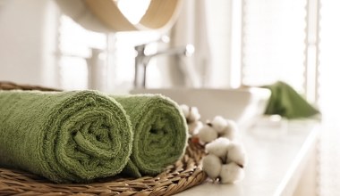 Pierzesz ręczniki w ciepłej wodzie? Może się zdziwisz, ale to błąd