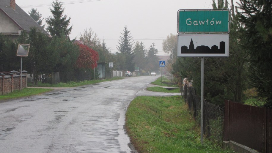 Piesi muszą poruszać się po poboczu. /Maciej Grzyb /RMF FM