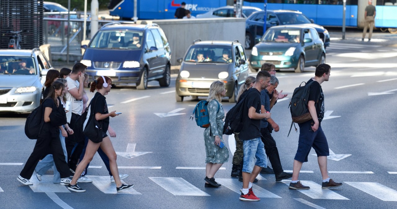 Piesi nie tylko na przejściu mogą mieć pierwszeństwo /Bartłomiej Magierowski /East News