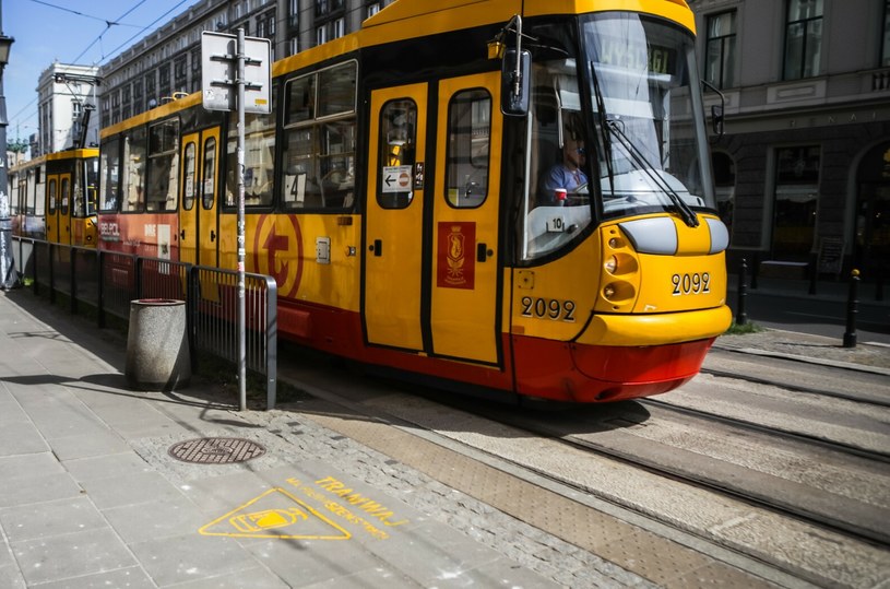 Piesi powinni pamiętać, że nowe przepisy nie obowiązują w przypadku tramwajów. Nadal muszą oni przepuszczać takie pojazdy. /Adam Burakowski/REPORTER /East News
