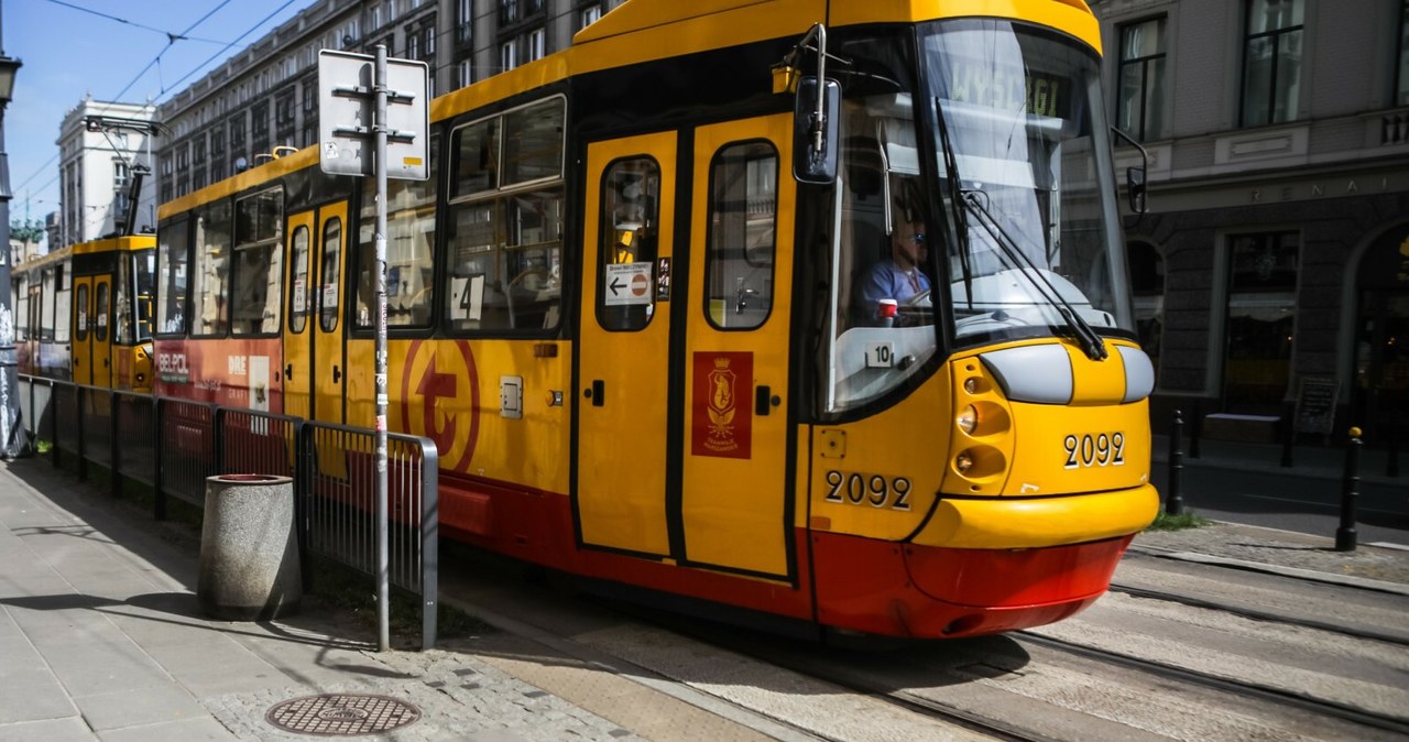 Piesi powinni pamiętać, że nowe przepisy nie obowiązują w przypadku tramwajów. Nadal muszą oni przepuszczać takie pojazdy. /Adam Burakowski/REPORTER /East News